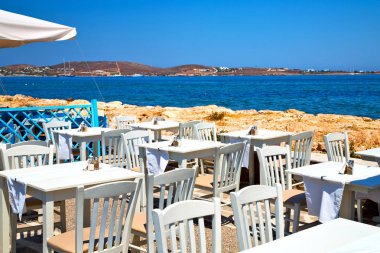 Tablo santorini Avrupa'nın Yunanistan eski Restoran sandalye ve su