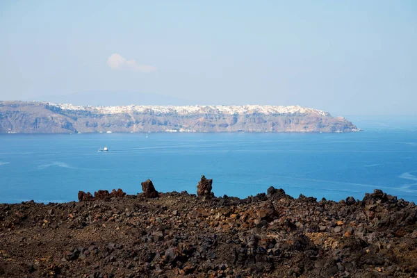 在欧洲圣托里尼岛希腊天空和地中海 s 火山土地 — 图库照片