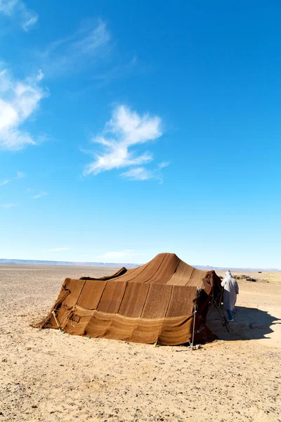 Палатка в пустыне Марокко Сахара и каменное небо — стоковое фото