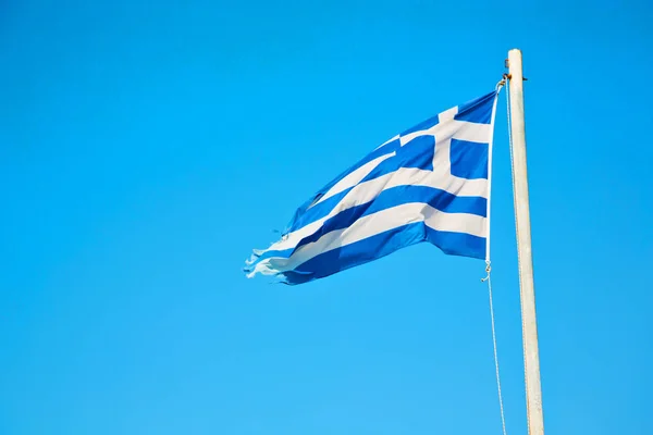 Acenando bandeira grécia no céu azul e mastro de bandeira — Fotografia de Stock