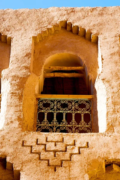 Window in morocco africa old construction and brown wall — Stock Photo, Image