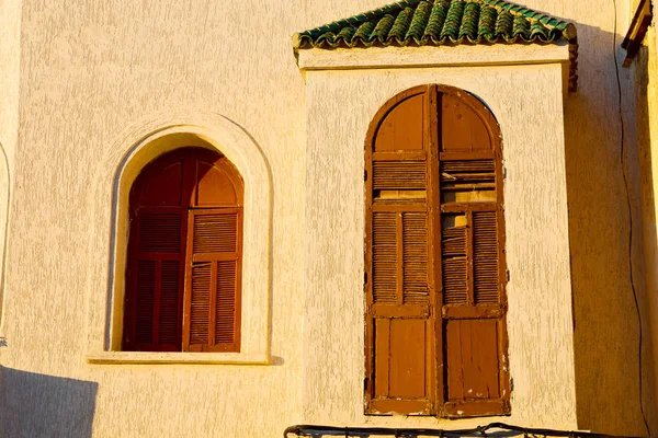 Gelbes Fenster in Marokko-Afrika alte Bauweise und braunes Mauerwerk — Stockfoto