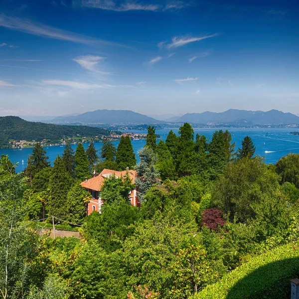 En italia paisaje panorama de lago y montaña —  Fotos de Stock