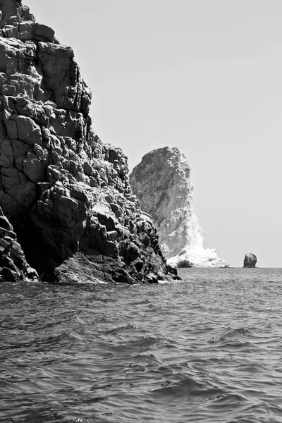 Hill ve Avrupa Yunanistan kasaba yaz Beach'te kayalara — Stok fotoğraf