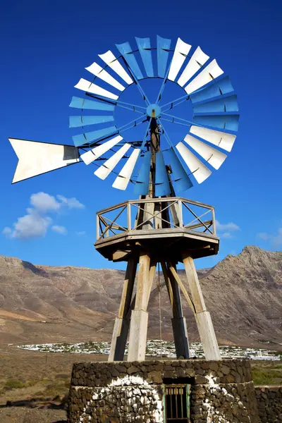 Hus i isle of lanzarote Spanien väderkvarnar — Stockfoto