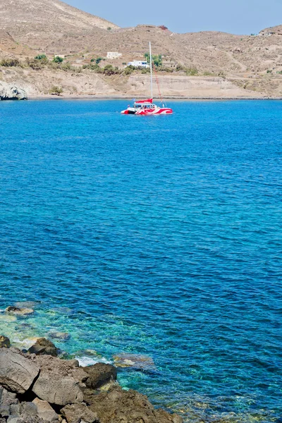 Hill och rocks beach santorini island — Stockfoto