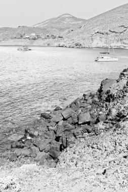 Hill ve Avrupa Yunanistan kasaba yaz Beach'te kayalara