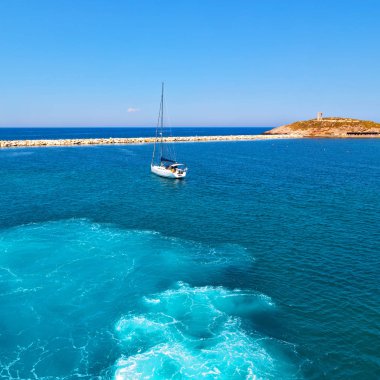 Akdeniz se tekne adalarından köpük ve köpük Yunanistan