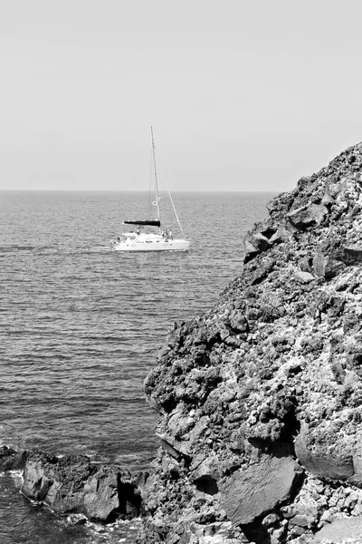 Λόφο και βράχια στην παραλία το καλοκαίρι στη Σαντορίνη Ελλάδα Ευρώπη — Φωτογραφία Αρχείου