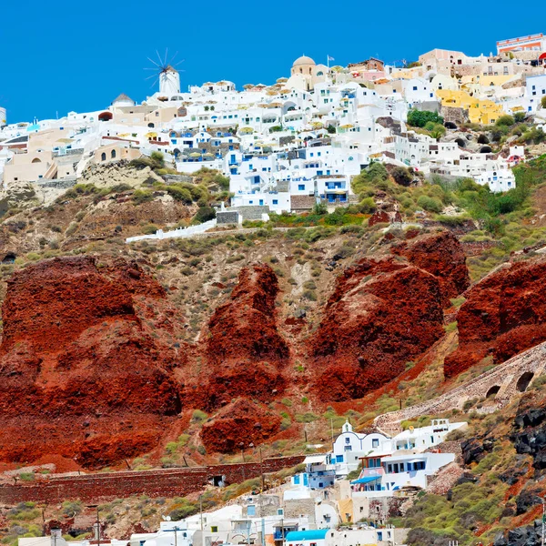 유럽에서 한 보트에서 그리스 산토리니 섬 집과 바위 — 스톡 사진