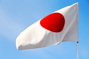 Mavi gökyüzü bcolour ve dalga bayrağı sallayarak japanb