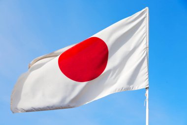 Mavi gökyüzü bcolour ve dalga bayrağı sallayarak japanb