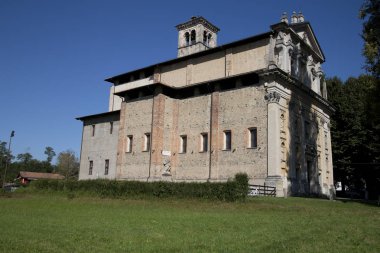    somma Lombardo eski kilise kapalı tuğla çimen