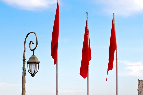 Integetett zászló, a kék ég színe és utcai lámpa Tunézia — Stock Fotó