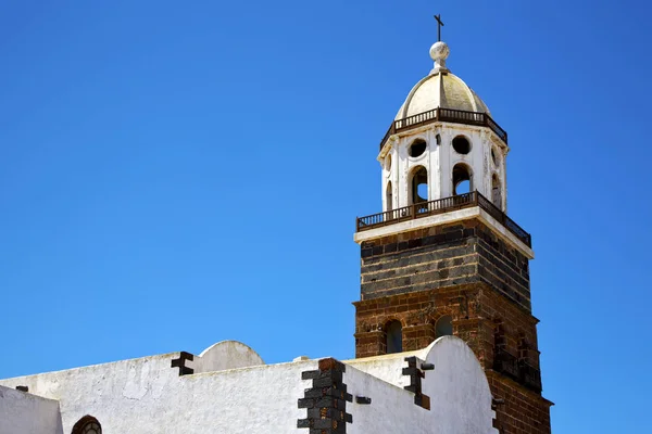 En teguise arrecife españa el viejo campanario de la iglesia de pared — Foto de Stock