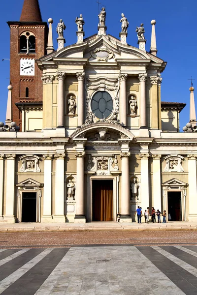 Busto arsizio der alte Ziegelstein der Kirche — Stockfoto