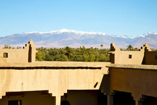 Torre marrón antigua construcción en África morocco y nubes — Foto de Stock