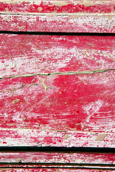  kahverengi ahşap kapı ve paslı sarı kırmızı boya