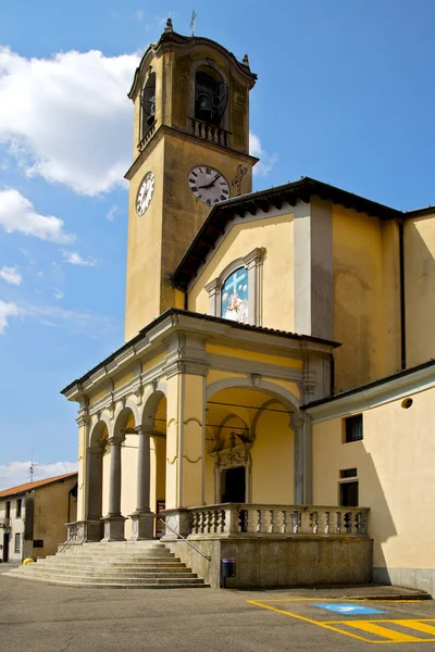 Parkering kyrkliga albizzate varese Italien den gamla muren — Stockfoto