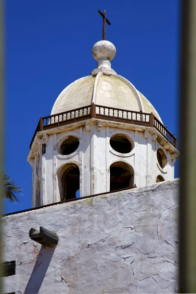 Tower teguise   lanzarote  spain the old wall terrace church — Stock Photo, Image