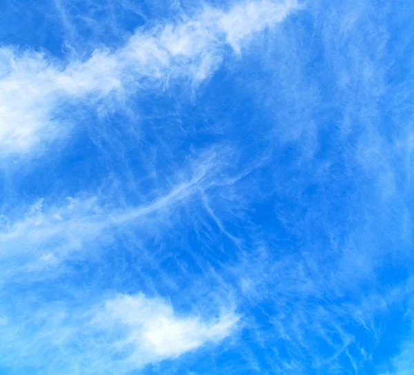 Im wolkenverhangenen Himmel und im leeren Raum — Stockfoto