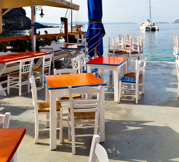 Плетеный диван в Санторини Европе греческий старый стул ресторана и — стоковое фото