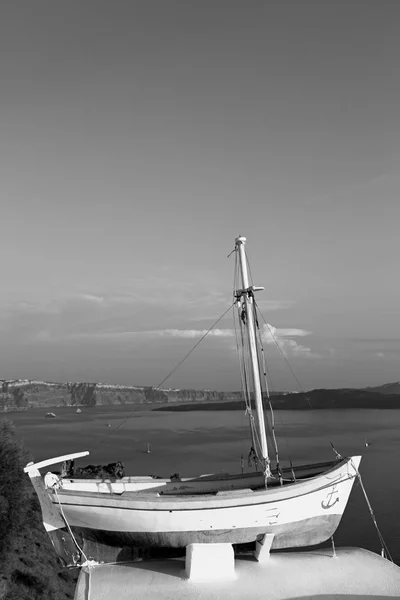 Barco pôr do sol na europa grécia santorini ilha colina e rochas em — Fotografia de Stock