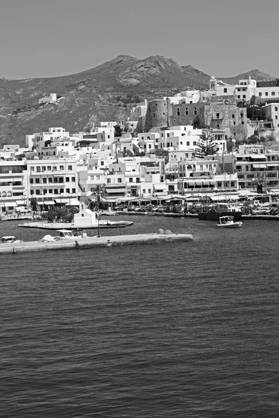 Oude geschiedenis in Cycladen eiland haven en boot santorini naksos — Stockfoto