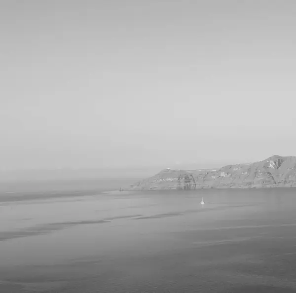 Mar y arbusto seco roca solo en el cielo santorini europe gre —  Fotos de Stock