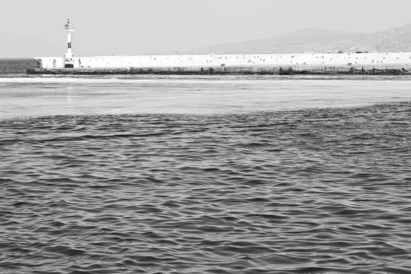 Wyspa z latarnią morską Grecja santorini Europy Łódź Port i pie — Zdjęcie stockowe