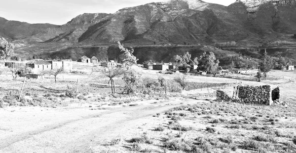 In lesotho straat dorp in de buurt van berg — Stockfoto