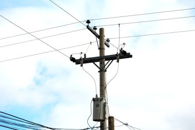 trafo ve tel bulutlu gökyüzü ile bir elektrik direği