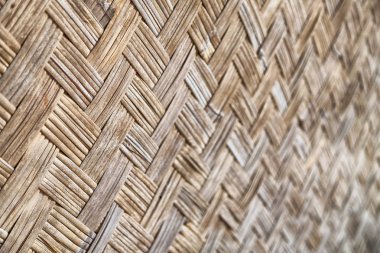 bir duvar inşa üzerinde hasır bambu