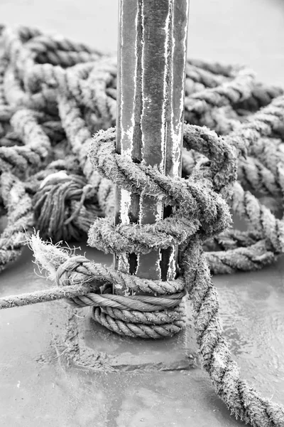 Uma corda em iate barco acessório — Fotografia de Stock