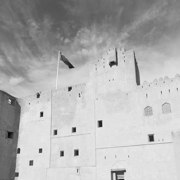 V Ománu muscat staré obranné pevnosti battlesment oblohy — Stock fotografie