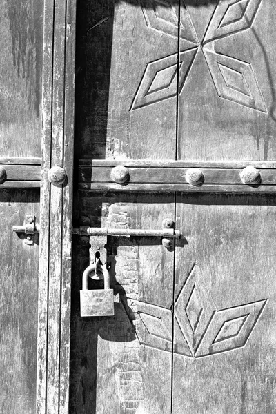 In einer antiken Tür Eingang und dekorativen Griff für Backgr — Stockfoto