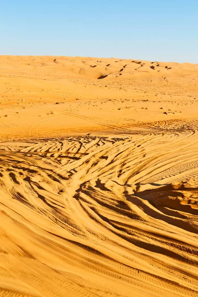 阿曼沙漠的沙子和方向组织一些车轨道 — 图库照片