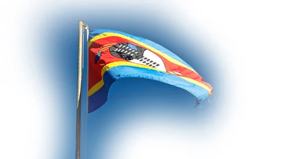 Im Swasiland Flagge und Himmel schwenkend — Stockfoto