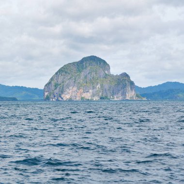  Tekne ve Pasifik Okyanusu görünümünden
