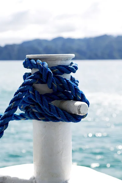 Une corde d'un hamac près du rivage de l'océan — Photo