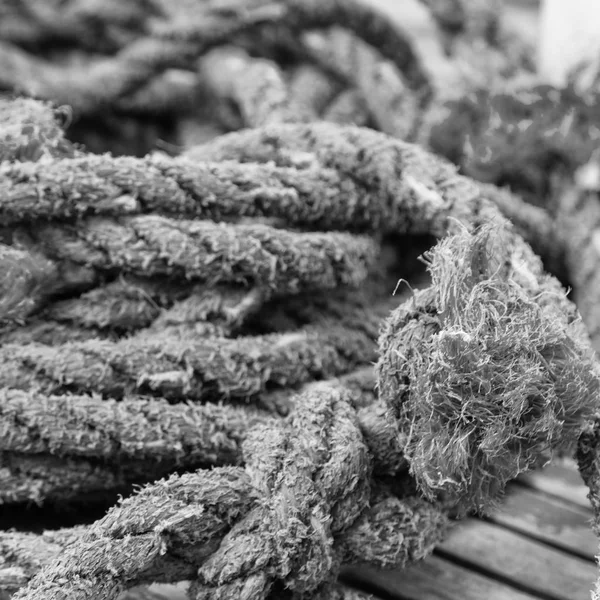 Uma corda em iate barco acessório — Fotografia de Stock