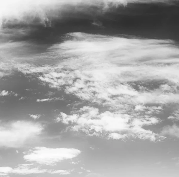 Cennet gibi kabarık bulutlu gökyüzü görünümü — Stok fotoğraf