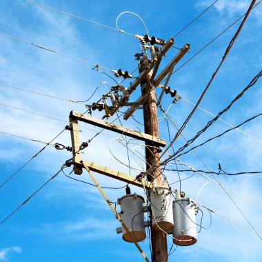 trafo ve tel bulutlu gökyüzü ile bir elektrik direği