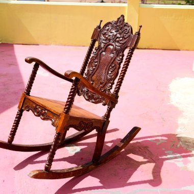  eski kirli Teras whith sallanan sandalye boş  