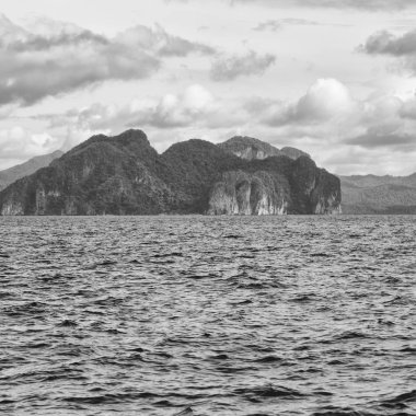  Tekne ve Pasifik Okyanusu görünümünden