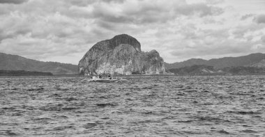  Tekne ve Pasifik Okyanusu görünümünden