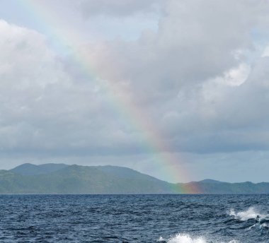rainbow ocean ve arka planda Adası