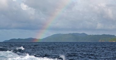 rainbow ocean ve arka planda Adası