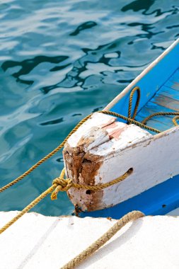  soyut gibi limanda bir teknenin eski kirli ise 
