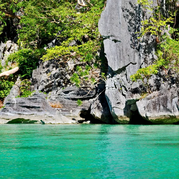 Bir tekne güzellikler kıyı şeridi deniz ve rock — Stok fotoğraf